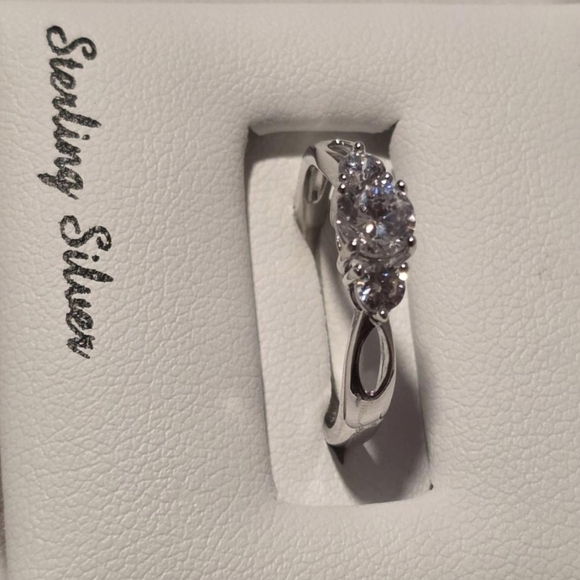 New Sterling Silver Triple Cubic Zirconia Stone Ring Size 7 - Picture 3 of 5